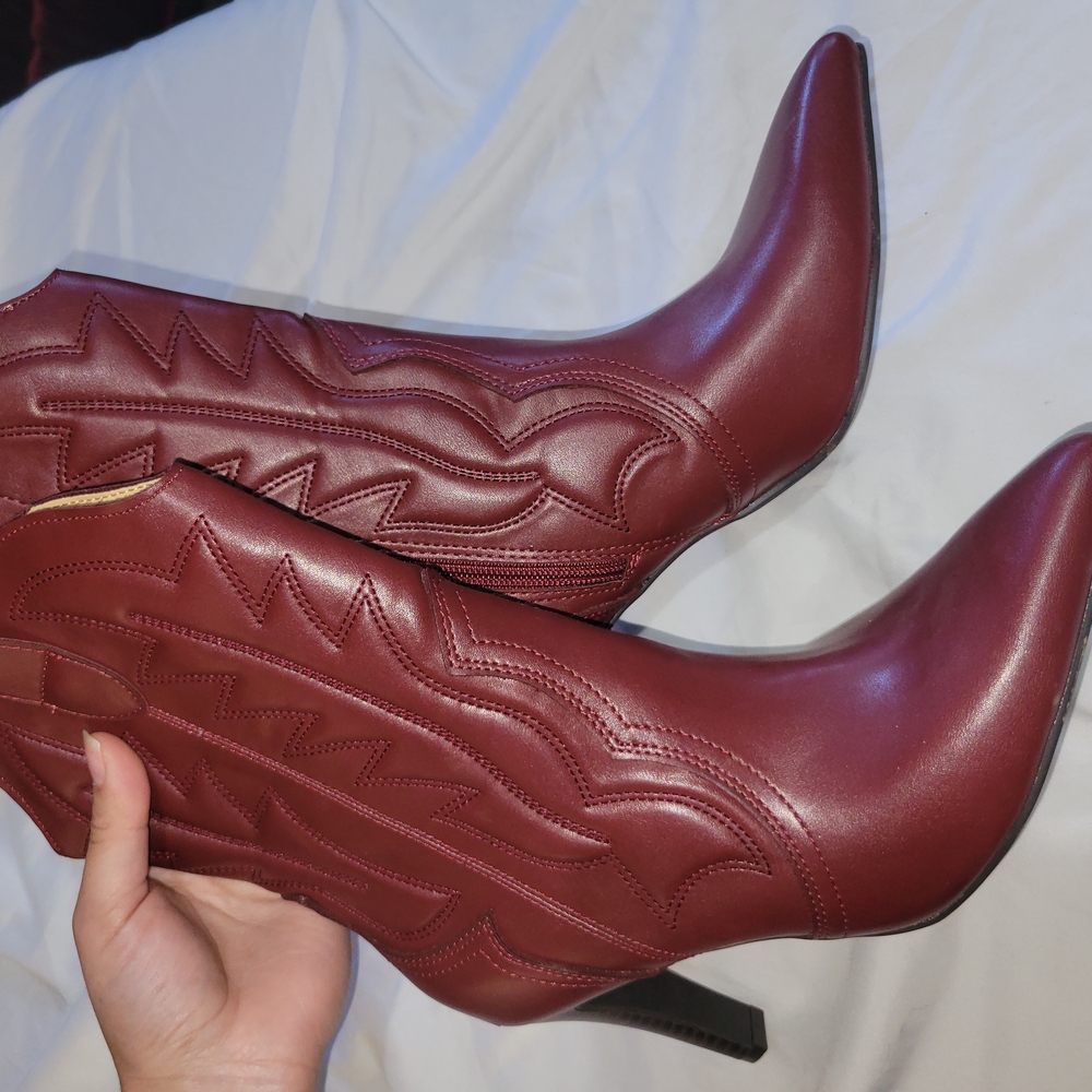 Elegant Burgundy Women's Boots
